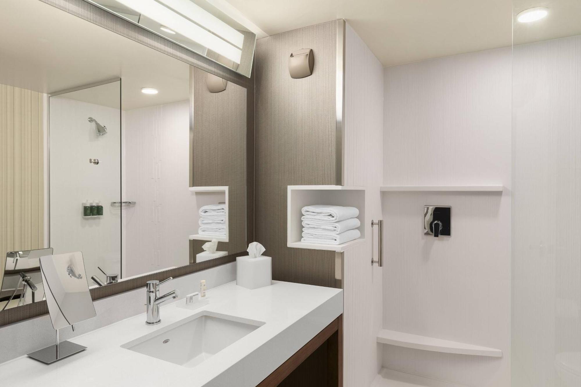 Готель Courtyard By Marriott Seattle Northgate Екстер'єр фото